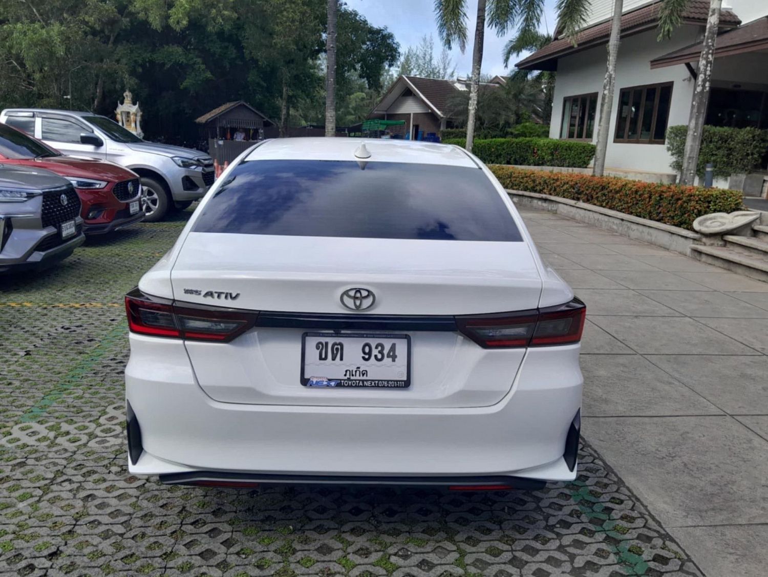 Белая Toyota ATIV  