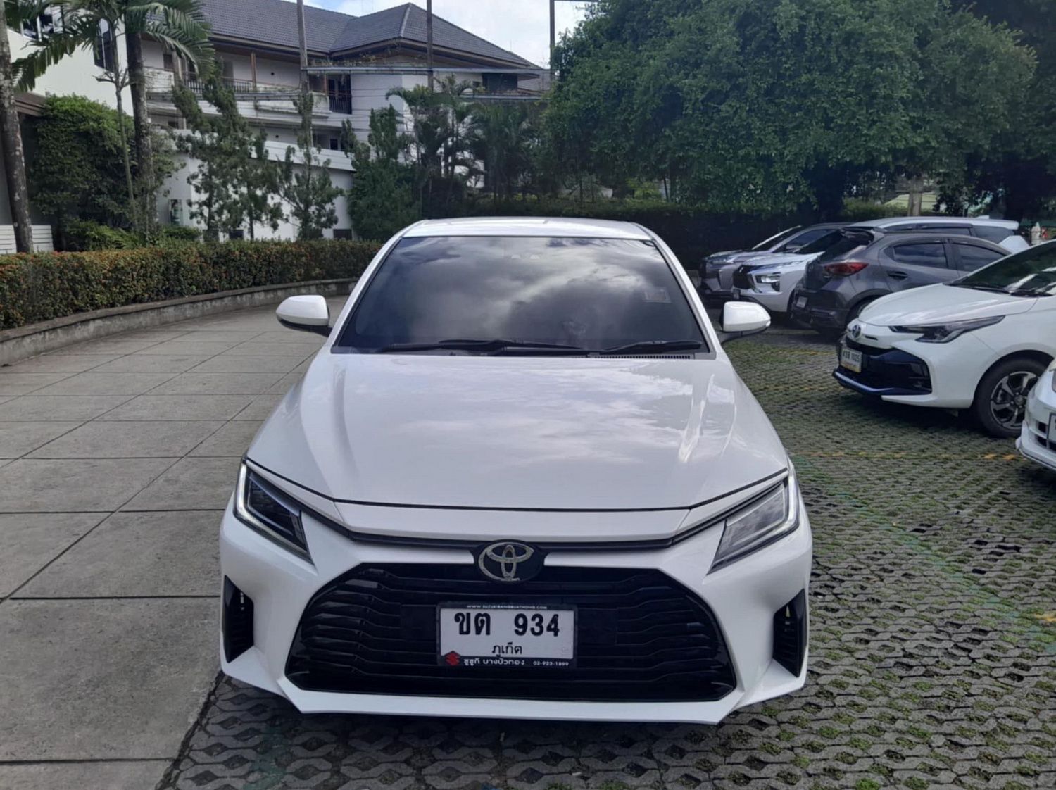 Белая Toyota ATIV  