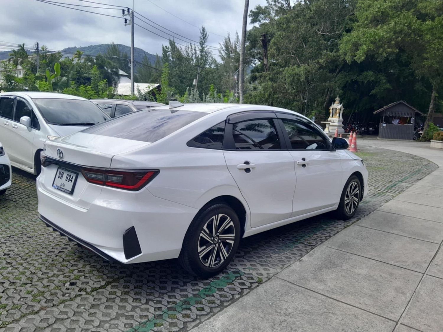 Белая Toyota ATIV  