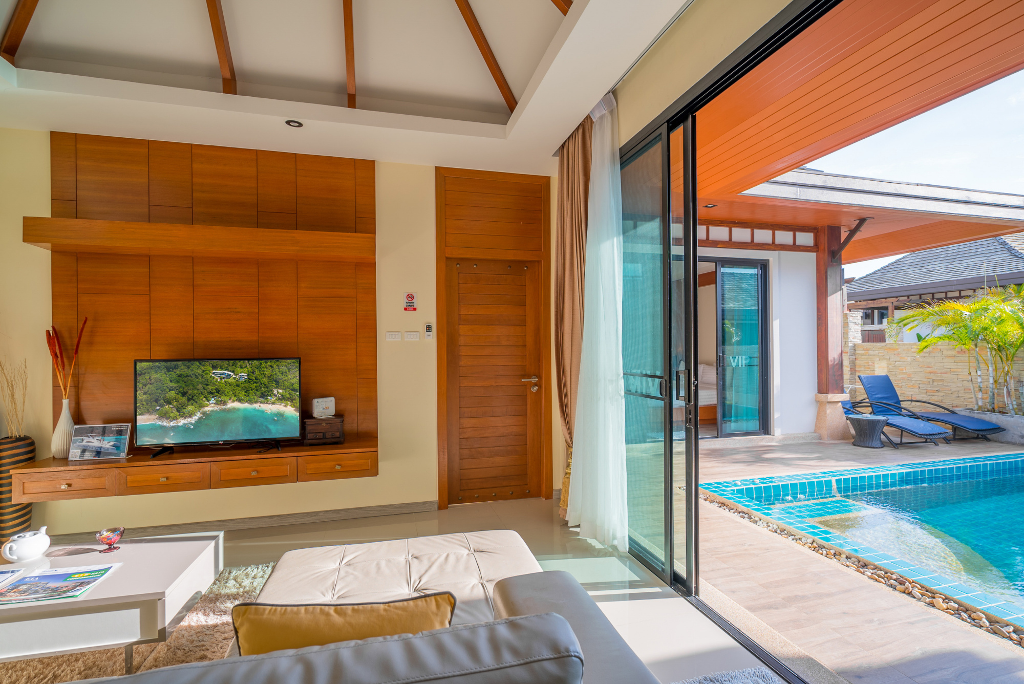 Просторная вилла Pool Villa с хорошим расположением в районе Раваи, 2 спальни