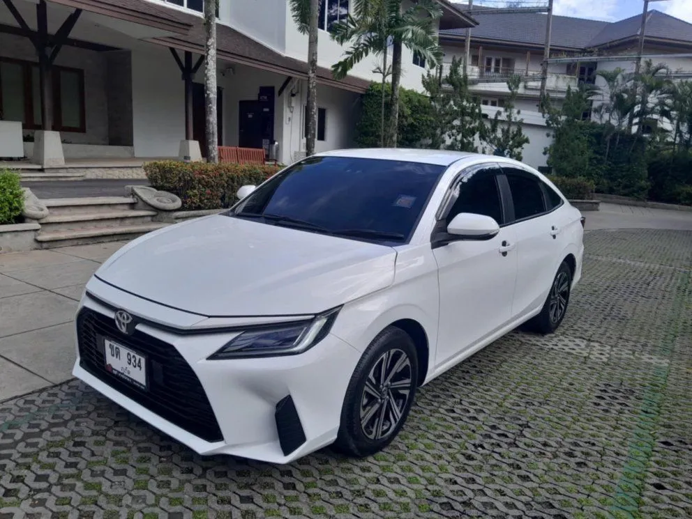 Белая Toyota ATIV  